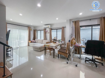 *****บ้านแฝดมือสอง ม.เวนิว ติวานนท์-รังสิต หลังมุม เนื้อที่ 43.5 ตร.ว. บ้านสวยตกแต่งพร้อมอยู่ ฟังก์ชัน 3 ห้องนอน 3 ห้องน้ำ จอดรถได้ 2 คัน แถมเครื่องปรับอากาศ 3 เครื่อง ต่อเติมบิ้วท์อินครัวเคาน์เตอร์พร้อมใช้งาน ทำเลดี ใกล้รถไฟฟ้าสายสีแดง "สถานีรังสิต", ทางด่วน "ศรีสมาน" และ "ศรีรัช"